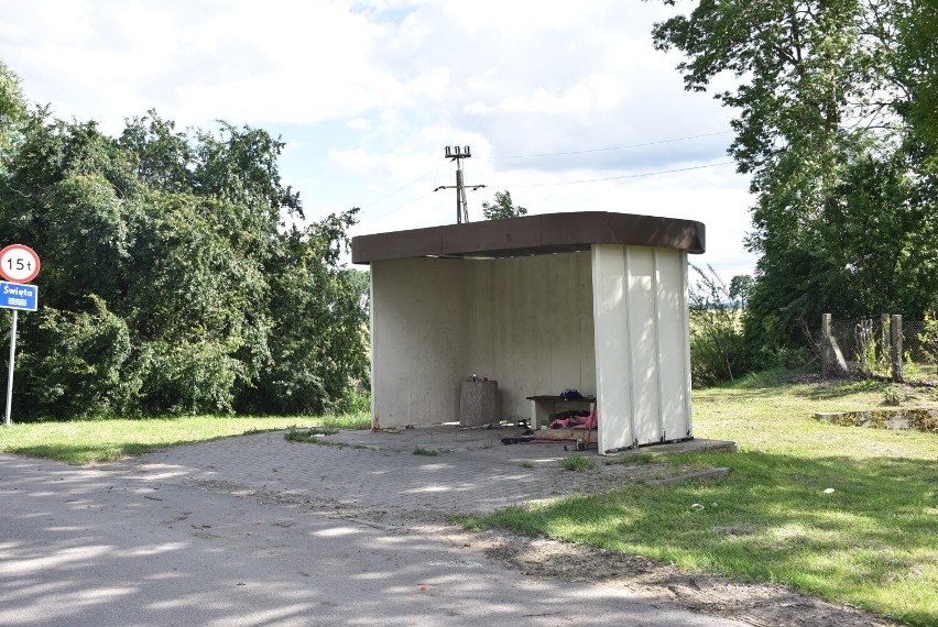 Gmina Malbork. Po pożarze domu w Stogach pogorzelec i jednocześnie podejrzany zamieszkał na przystanku autobusowym