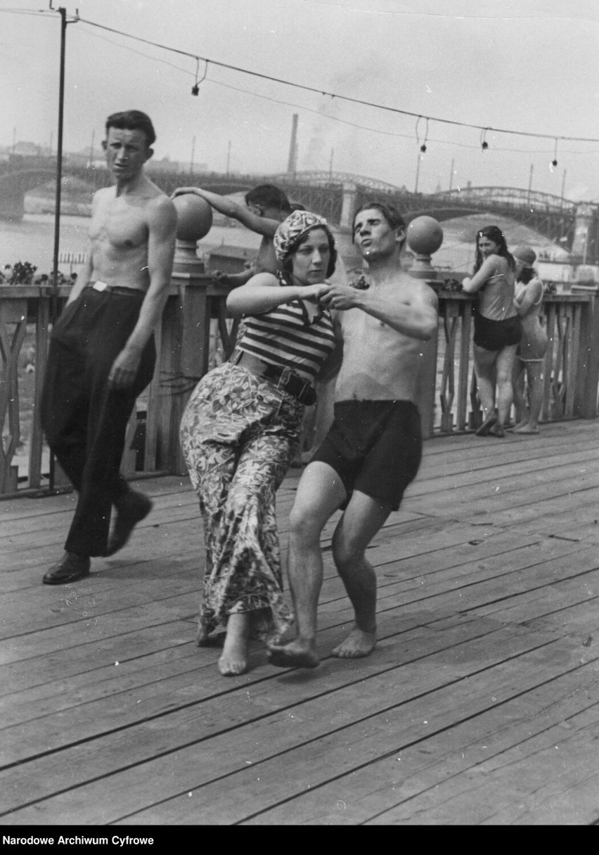 Para tańcząca na parkiecie przy plaży. W tle mosty - Poniatowskiego i Średnicowy