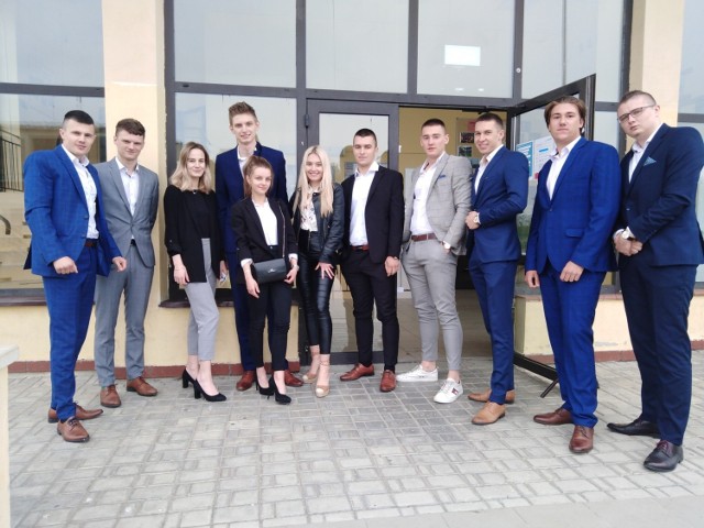 Maturzyści Liceum Ogólnokształcącego imienia Bohaterów Powstania Styczniowego w Małogoszczu tuż po egzaminie z matematyki.