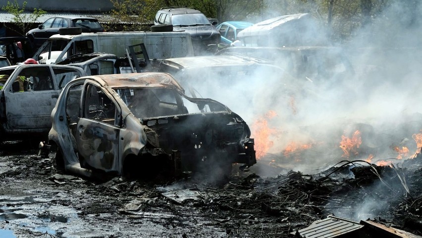 Groźny pożar na stacji demontażu pojazdów w Nieżychowicach. Płonęło kilkanaście zezłomowanych aut oraz mnóstwo zdemontowanych części