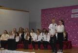 "Miłość do Ojczyzny w dźwiękach ukryta". Patriotyczny spektakl w szkole w Broniszewicach