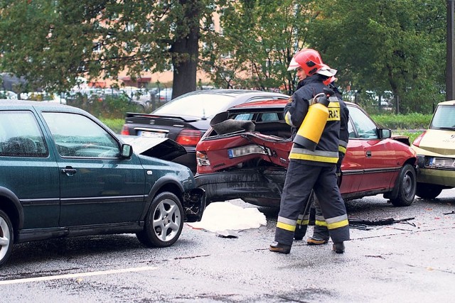 Do dwóch kolizji jedna po drugiej doszło na ul. Aleksandrowskiej przed skrzyżowaniem z ul. Szczecińską. Zostało uszkodzonych aż pięć samochodów.