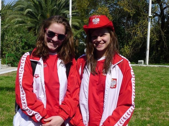 Oświęcimianka Adrianna Mendyk (z prawej) była najlepsza wśród 14-latków, tutaj z koleżanką klubową Marceliną Grucą. Zdjęcie zrobiono podczas wielomeczu reprezentacji Polski na greckiej wyspie Korfu.