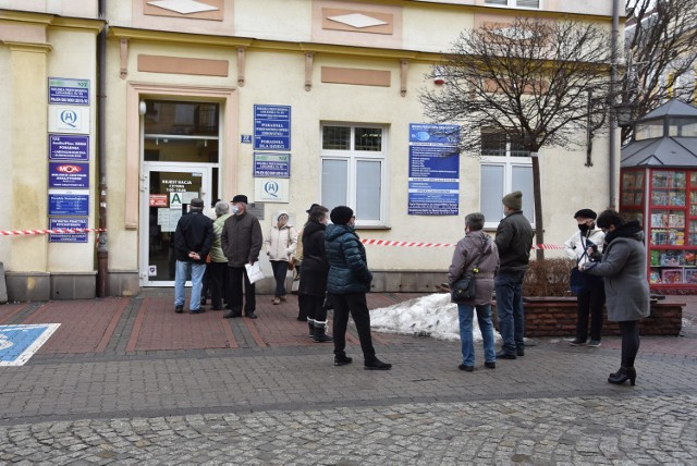 Przed tarnowskimi przychodniami od samego  rana ustawiały się długie kolejki osób powyżej 70 lat, by zarejestrować się na szczepienia przeciw COVID-19