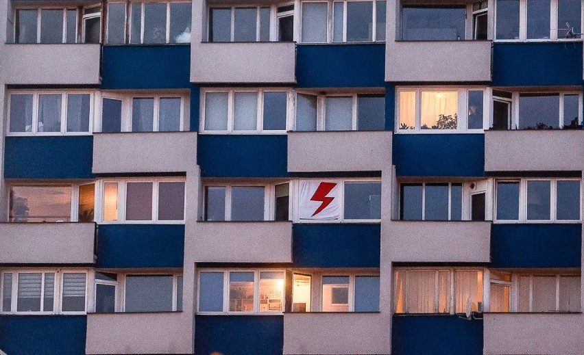 Mieszkańcy Gdańska solidaryzują się z kobietami w proteście. Symbole strajku kobiet w oknach gdańszczan. Zdjęcia