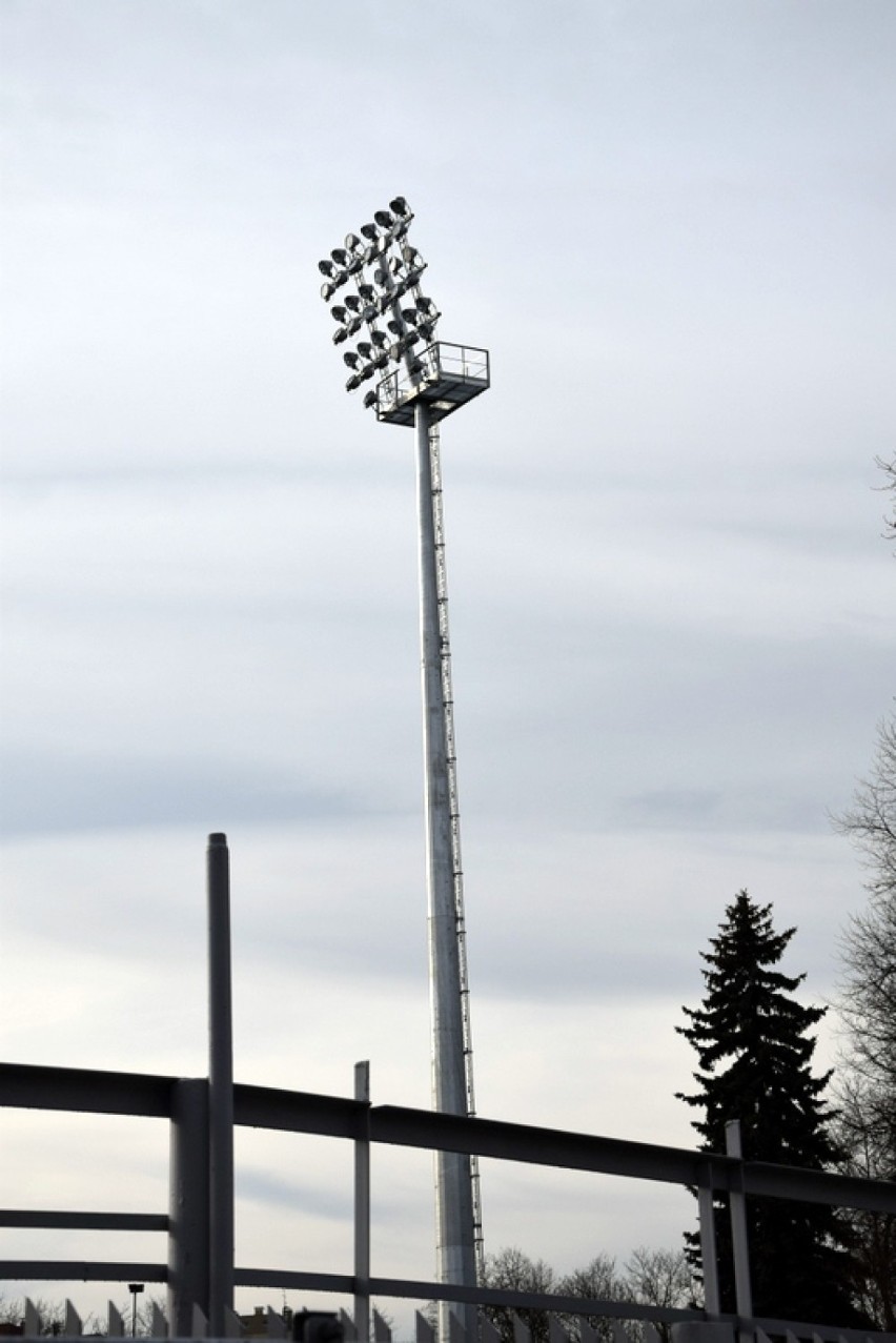 Dwa maszty z oświetleniem już stoją na stadionie Rakowa Częstochowa. Dwa kolejne czekają na montaż [FOTO]