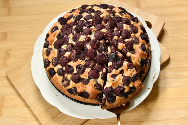 Domowe ciasto ucierane z wiśniami to pyszny wypiek idealny do kawy. Kliknij obrazek i przesuwaj strzałkami, aby zobaczyć etapy przygotowania placka.