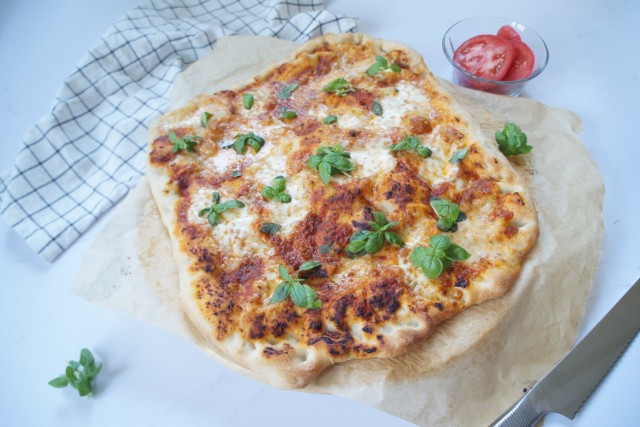 Domowa pizza Margherita to przysmak pochodzący z Włoch.  Kliknij obrazek i przesuwaj strzałkami, aby zobaczyć etapy przygotowania pizzy.