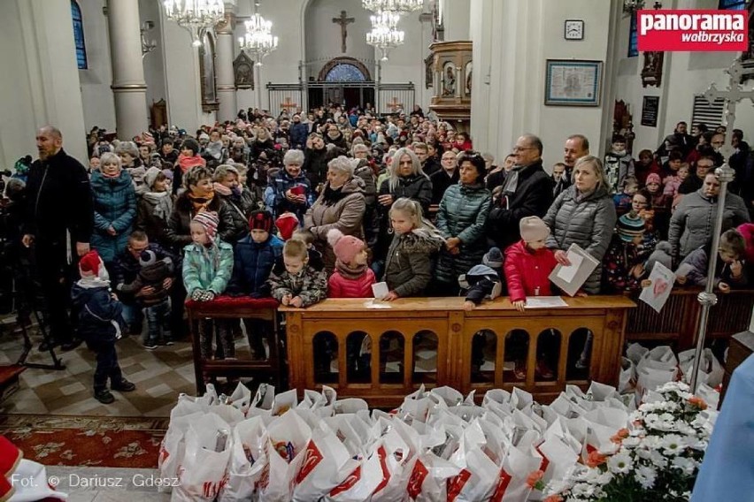 Wałbrzych: Święty Mikołaj kolejny raz rozda dzieciom paczki na Białym Kamieniu. Będą ich setki