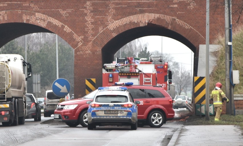 Malbork. Uszkodzony wiadukt na DK 55. Kierowca ciężarówki przewożącej koparkę zahaczył o konstrukcję