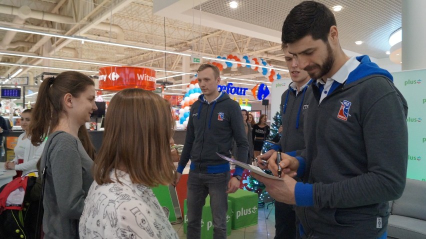 Siatkarze Łuczniczki Bydgoszcz wręczyli kibicom świąteczne prezenty [zdjęcia, wideo] 