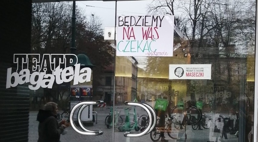 Takie wyrazy wsparcie pojawiły się na drzwiach krakowskich...