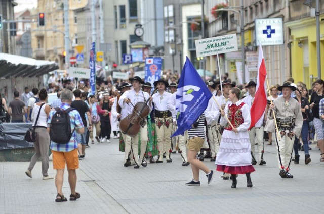 Światowy Przegląd Folkloru Integracje - Uroczysty przemarsz ulicą Półwiejską