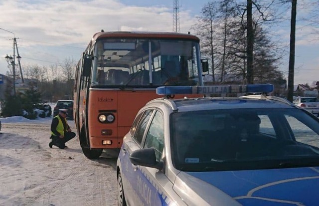 Autobus szkolny nie mógł kontynuować jazdy, ponieważ policjanci stwierdzili w nim kilka uszkodzeń technicznych zagrażających bezpieczeństwu.