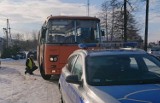 Niesprawny autobus woził dzieci do jednej ze szkół na Powiślu Dąbrowskim. Policjanci zakazali dalszej jazdy i zatrzymali dowód rejestracyjny