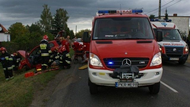 Wypadek na Zdunowskiej w Krotoszynie: jedna osoba ranna po czołowym zderzeniu toyoty z oplem ZDJĘCIA