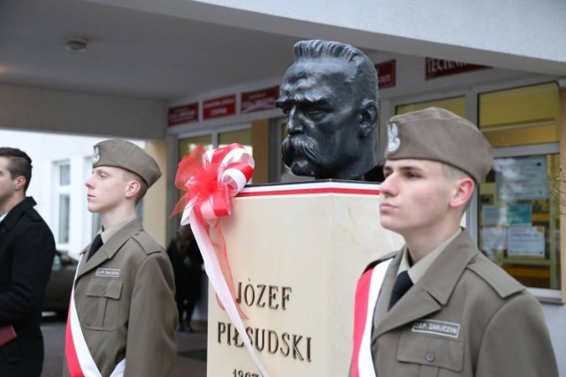 Uroczystość odsłonięcia popiersia marszałka Józefa Piłsudskiego przed ZSP w Zakliczynie