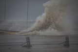 Orkan Eunice w Darłowie. Szalejący sztorm w porcie (zdjęcia)