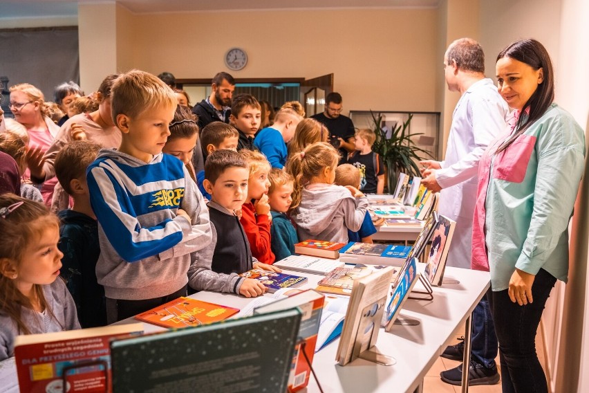 Spotkanie z chemią w obornickiej bibliotece [ZDJĘCIA]