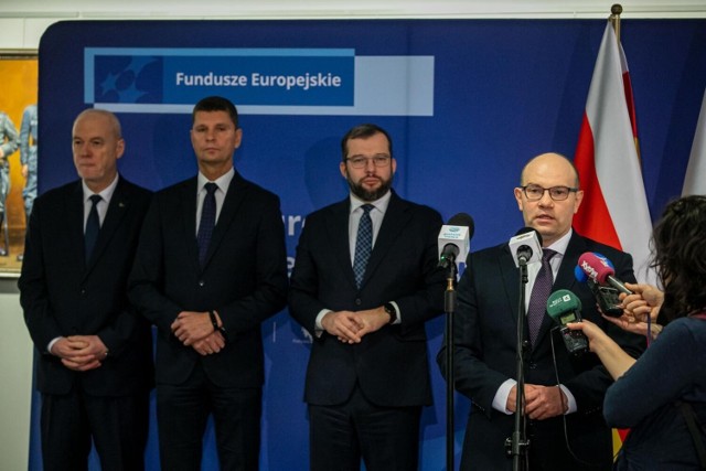 Konferencja z okazji inauguracji Funduszy Europejskich dla Podlaskiego (na zdjęciu od prawej): marszałek województwa Artur Kosicki, minister funduszy i polityki regionalnej Grzegorz Puda, wiceminister oświaty i nauki Dariusz Piontkowski i senator Marek Komorowski