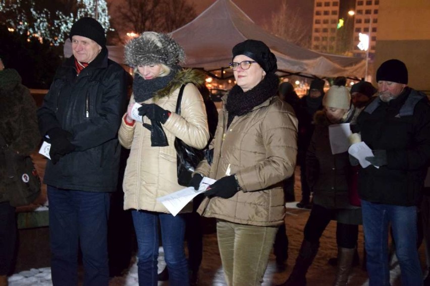 Piła. Protest przeciwko zaostrzaniu ustawy aborcyjnej. Zwolennicy modlili się pod pomnikiem Jana Pawła II