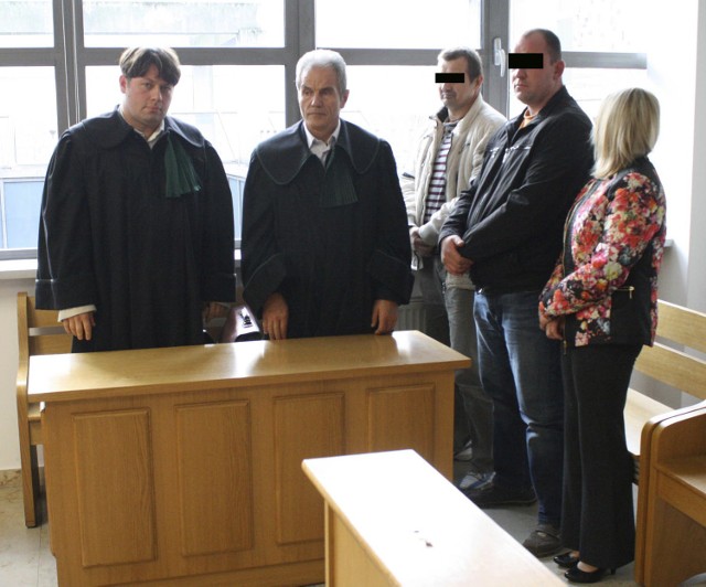 Marka J. i Wiesława C. (z paskami na oczach) sąd skazał na cztery lata więzienia. Zapłacą też zadośćuczynienie bratu ofiary