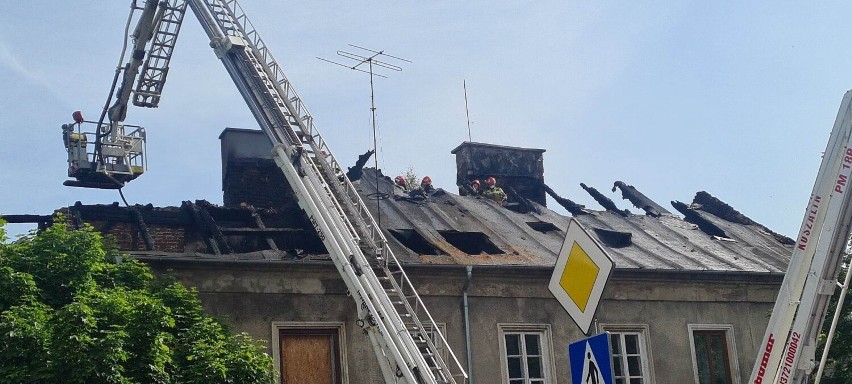 Pożar w centrum Radomia. Przy ulicy Reja strażacy gasili dwie kamienice. Były utrudnienia w ruchu. Zobacz zdjęcia