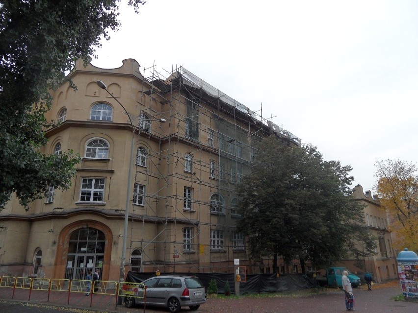 Sosnowiec: remontują attyki na podstawówce przy Wawelu (FOTO)