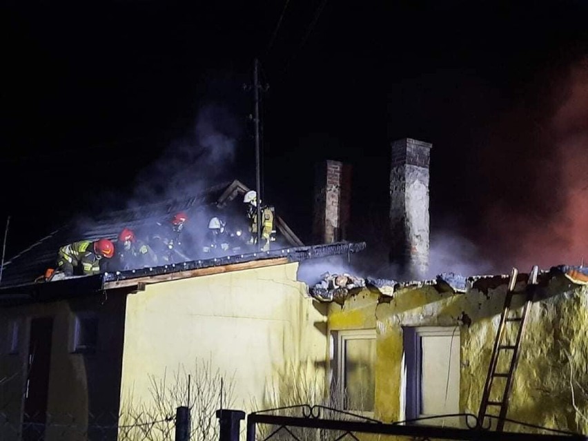 Groźny pożar wybuchł w nocy w gminie Burzenin. Płonęły dwa budynki mieszkalne ZDJĘCIA