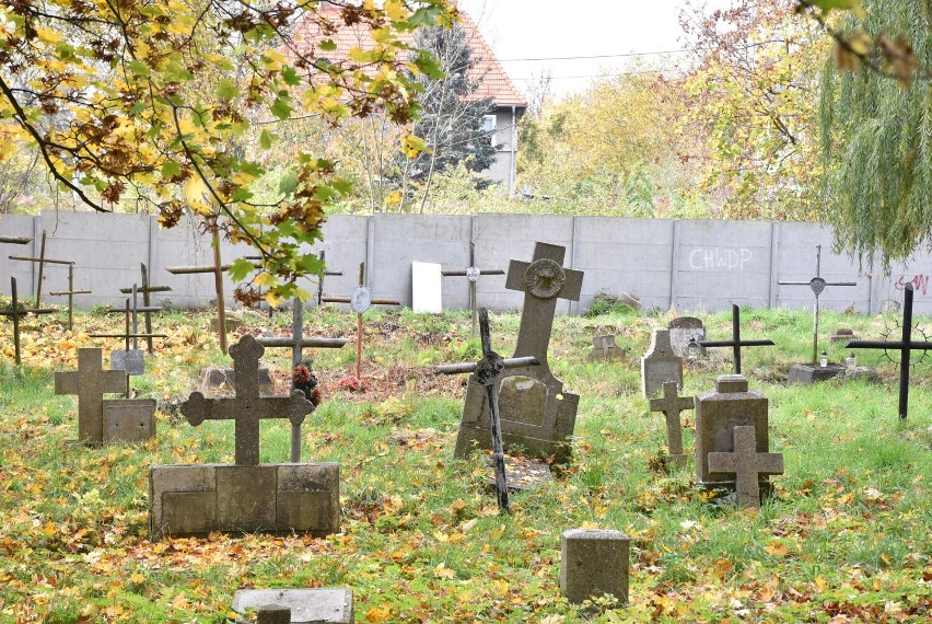 Malbork. Na starym cmentarzu przy ul. Jagiellońskiej coraz bardziej widać upływ czasu. Pochówków nie ma od ponad pół wieku