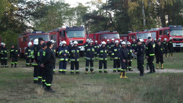 Druhowie z ochotniczych jednostek straży pożarnej z gminy Sulejów ćwiczyli w Barkowicach Mokrych