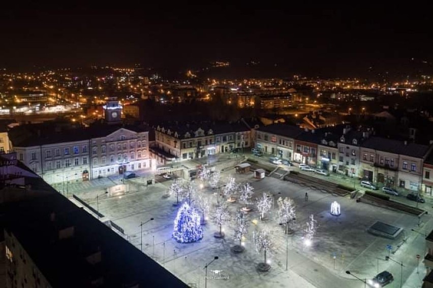 Zobacz, jak wyglądają świątecznie oświetlone Gorlice okiem drona Piotra Gaborka. Na ratuszu też pojawiły się iluminacje [ZDJĘCIA, VIDEO]