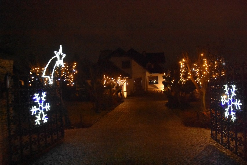 Świąteczna iluminacja domów, okien, balkonów w blokach w Myszkowie ZDJĘCIA