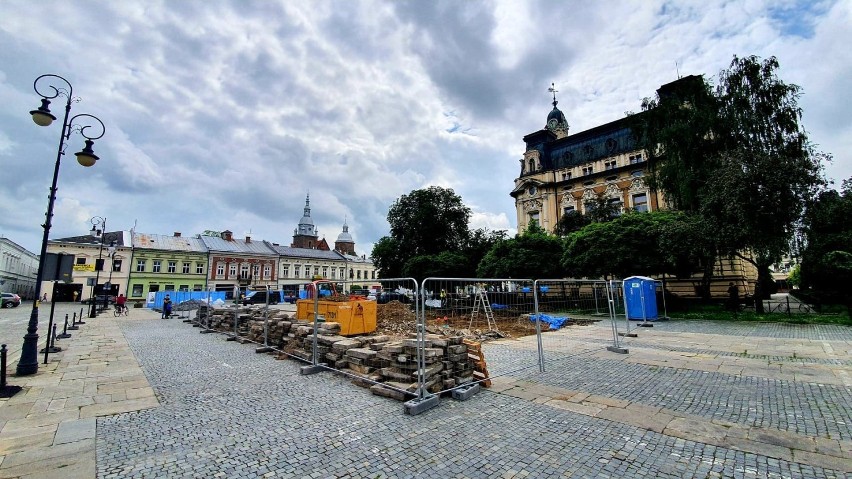 W Nowym Sączu powstanie podziemny rynek? Co dalej z odkopanymi fundamentami ratusza