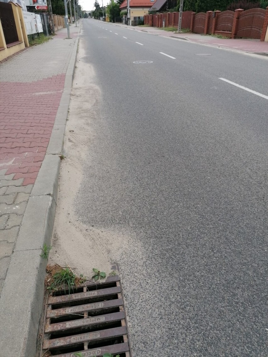 Mieszkańcy nie mogą się doprosić posprzątania ulicy w Kielcach. W środku lata leży piach wysypany zimą 