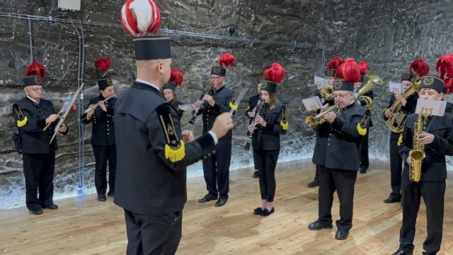 Orkiestra Dęta Kopalni Soli Bochnia podczas otwarcia nowej trasy turystycznej w Kopalni Soli Bochnia, 28.09.2023