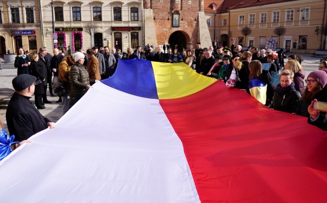 Hejnałem Lublina, wpatrując się we flagi Polski, Ukrainy, Unii Europejskiej i Lublina, rozpoczęła się dzisiejsza uroczystość odsłonięcia na ratuszu tablicy upamiętniającej nadanie Lublinowi tytułu "Miasta Ratownik". Rozpoczęło to obchody 2. rocznicy wybuchu wojny w Ukrainie.