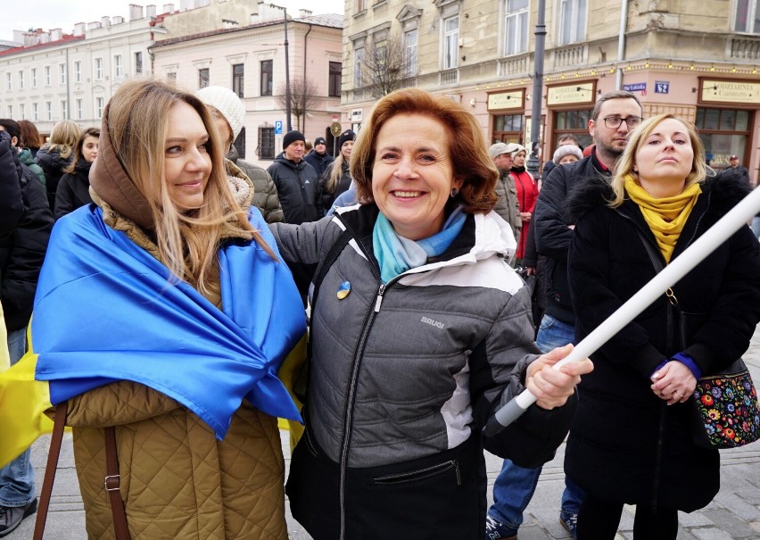 Hejnałem Lublina, wpatrując się we flagi Polski, Ukrainy,...