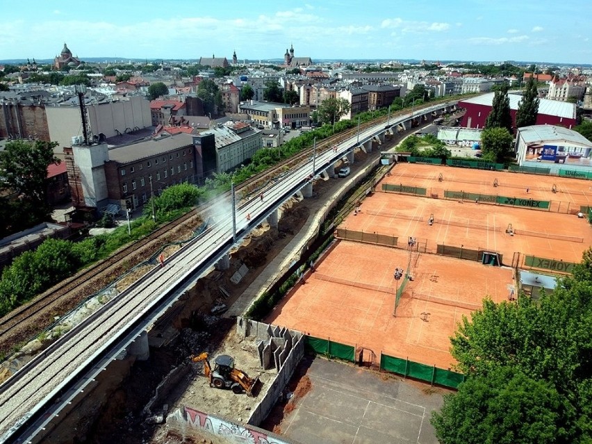 "Nowa estakada kolejowa ciągnie się od ul. Miodowej, aż do...