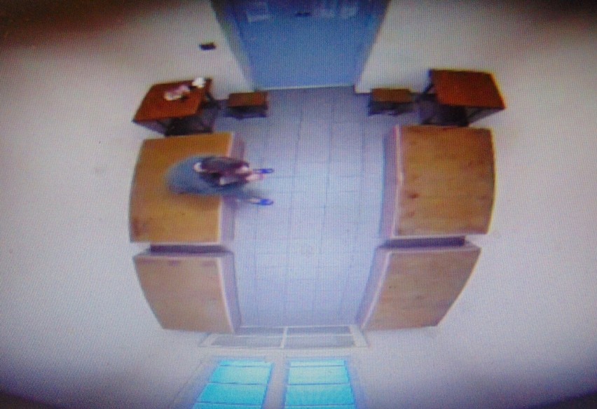 Widok z kamery na zatrzymanego w policyjnej celi