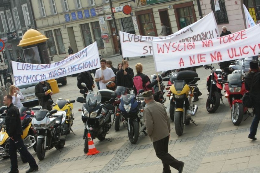 Motocykliści przed Ratuszem w Lublinie. Chcą nowego toru