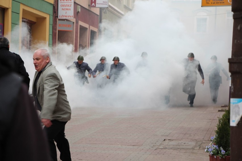 Przerażeni demonstranci zaczynają uciekać przed siłami ZOMO.