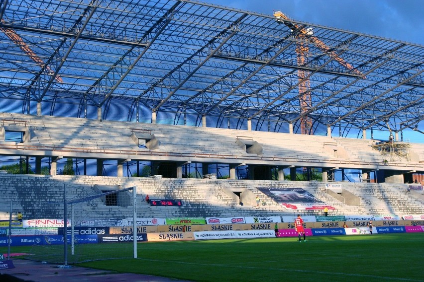 Budowa nowego stadionu Górnika Zabrze. Zdjęcia z meczu z...