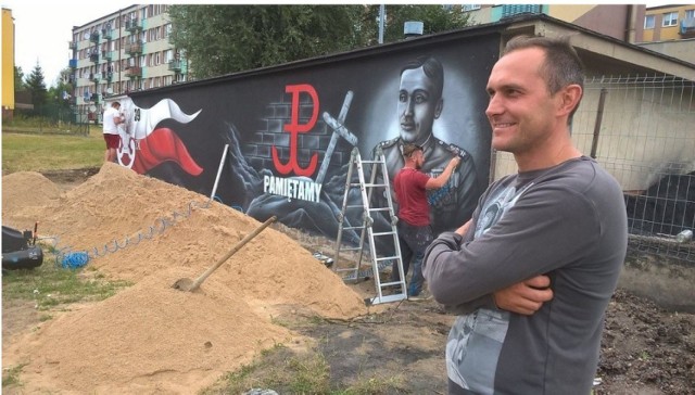 Patriotyczny mural w Woli Krzysztoporskiej, autorem szkicu jest Błażej Strzelczyk strażak PSP w Piotrkowie