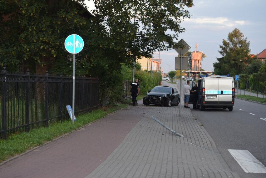 Kościerzyna, ul. Dworcowa (1.08.2022). 33-latek z gminy Kościerzyna szalał w audi. Wypadł z zakrętu, huknął w znak i ogrodzenie | ZDJĘCIA