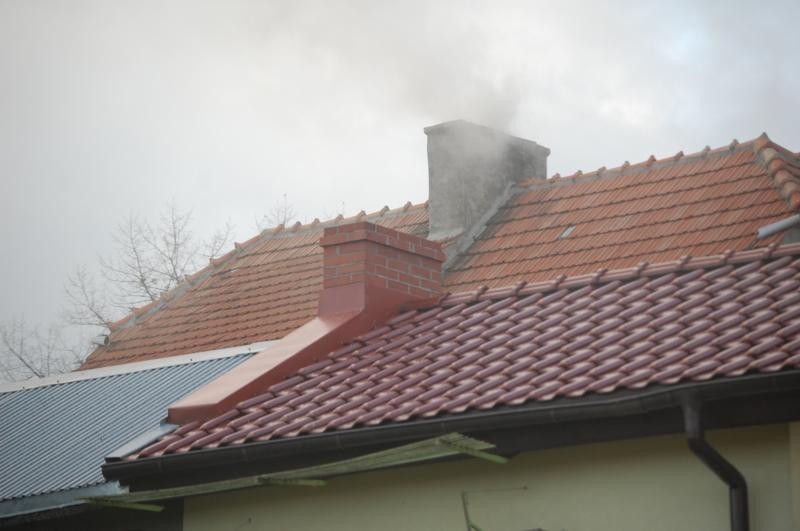 Opał Kwidzyn: Temat właścicieli domów palących w piecach czym popadnie, powraca każdego roku!