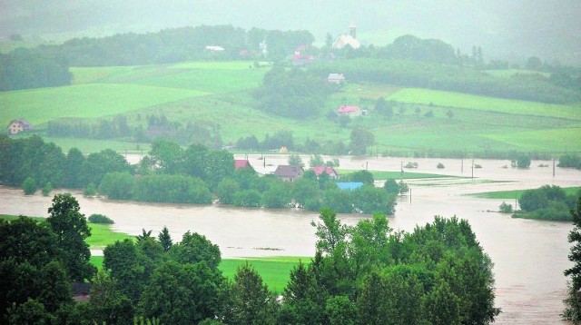 Planowany zbiornik odciążyłby w dużym stopniu wpływającą do Białej Szwedkę, która w roku ubiegłym narobiła sporo szkód zalewając okoliczne wioski. Na drodze budowy nowej zapory stanęła teraz maleńka strzebla potokowa