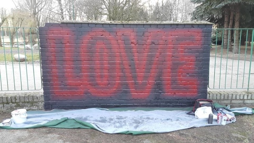 Mural z napisem LOVE powstał na Lewitynie ZDJĘCIA