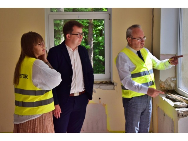Trwające prace w budynku Przedszkola nr 3 kontrolował w ostatnim czasie burmistrz miasta Mirosław Karolczuk wraz z urzędnikami
