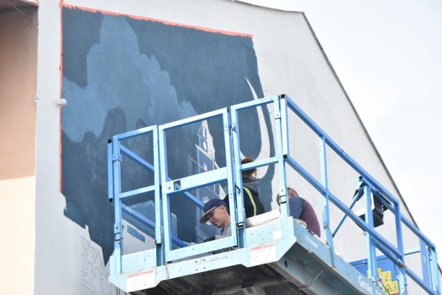 Pusta, biała ścian przy ulicy Wąskiej nabiera barw. Powstaje tu mural poświęcony Ignacemu Łukasiewiczowi
